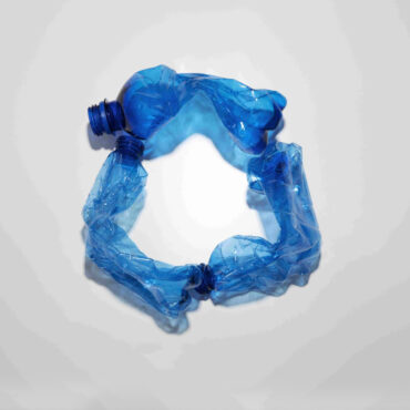 flache-anordnung-von-blauen-plastikflaschen-1920x1280