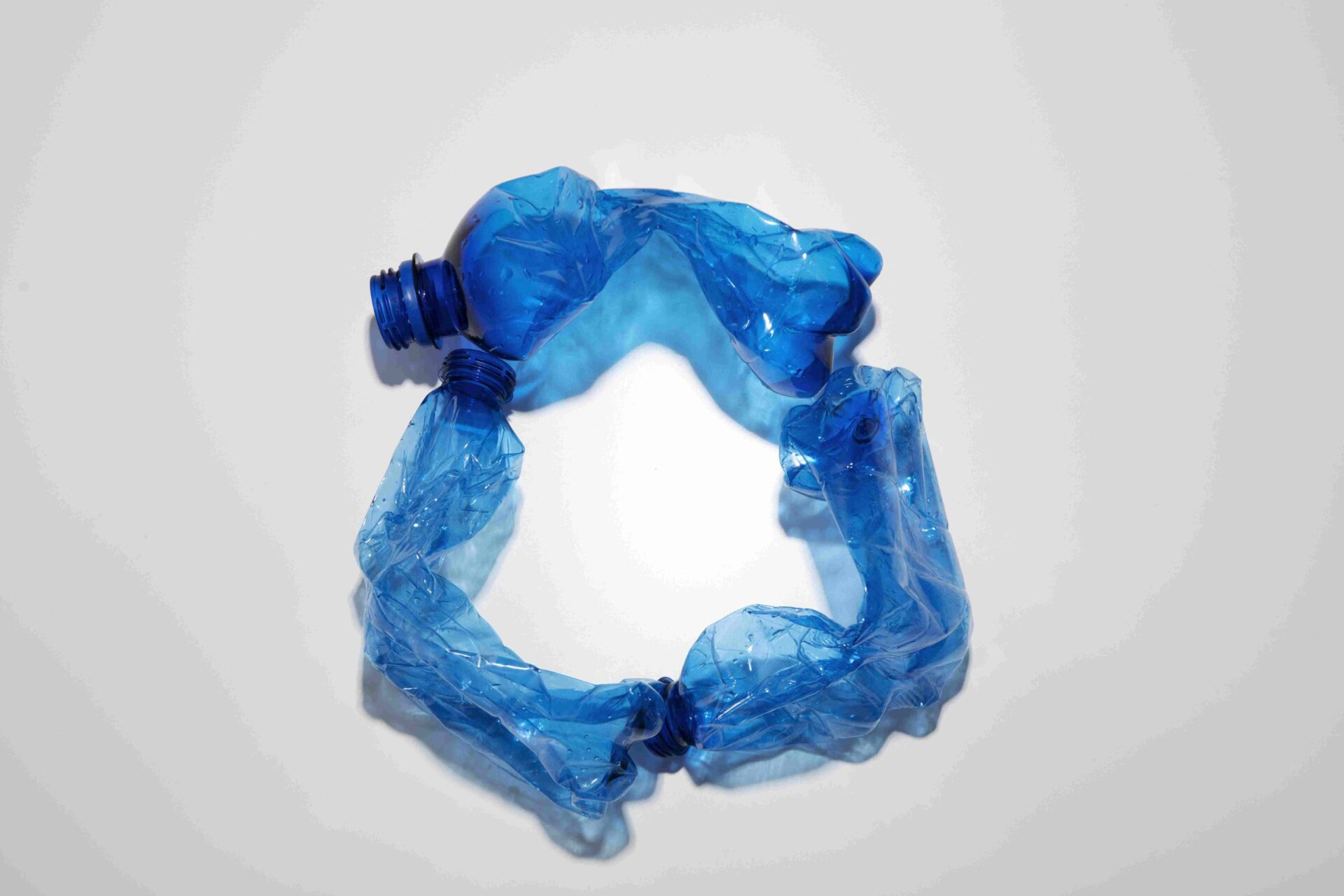 flache-anordnung-von-blauen-plastikflaschen