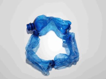 flache-anordnung-von-blauen-plastikflaschen