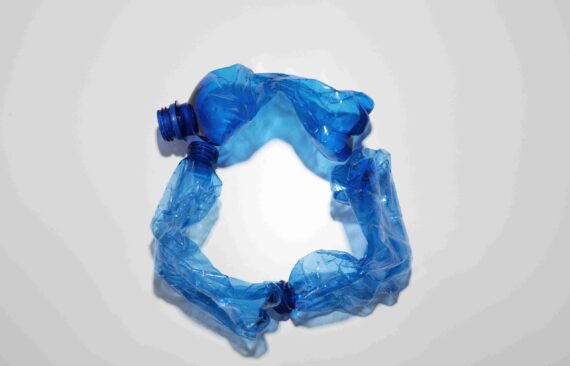 flache-anordnung-von-blauen-plastikflaschen